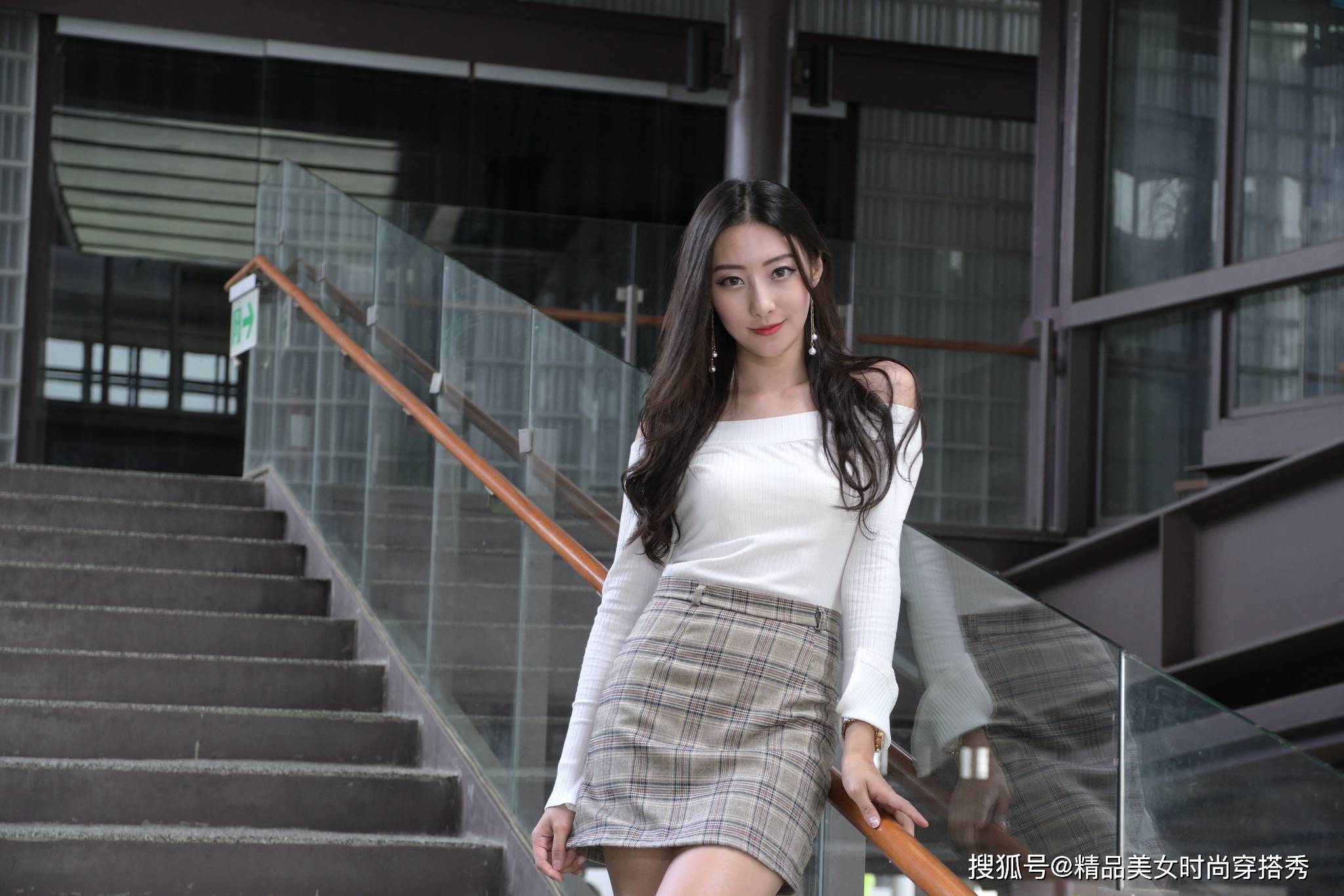 短裙 白色针织打底衫加灰色格纹半身短裙，保暖又不失风度