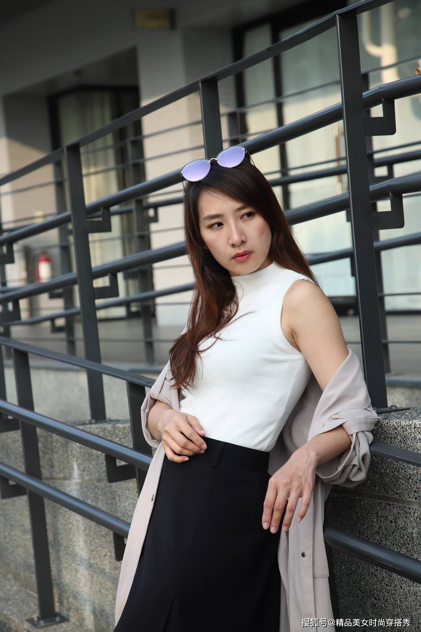 黑色 白色的无袖背心，下搭黑色的半身裙与黑色过膝长靴帅气又时尚