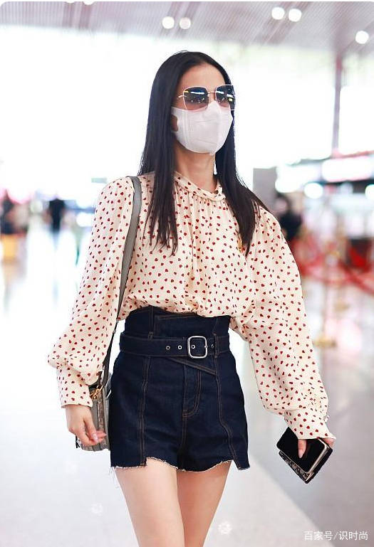 设计 黄圣依穿超短裤拍亲子照,9岁儿子快跟妈妈高,母子合照像俩姐弟