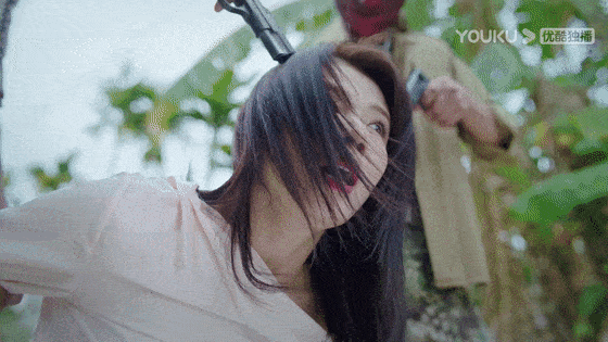 父亲|父母双亡、辍学、被卖、被骚扰……她的逆袭路究竟有多精彩？