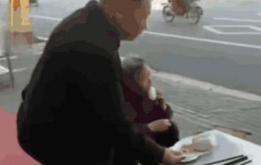 做好事|店家无偿给环卫工提供早餐,周围老人却蹭吃,店老板:爱心好吃吗