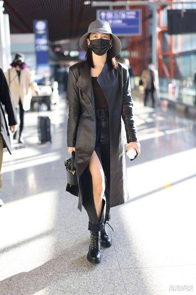 个性 辛芷蕾穿搭越来越前卫！黑色长款皮衣搭开衩式牛仔裤，时髦显高级