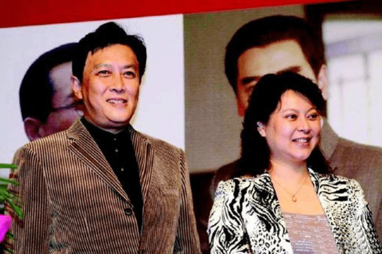 魅力 唐国强小12岁妻子挺有福相,穿黑白装优雅大气,身材丰满却挺耐看