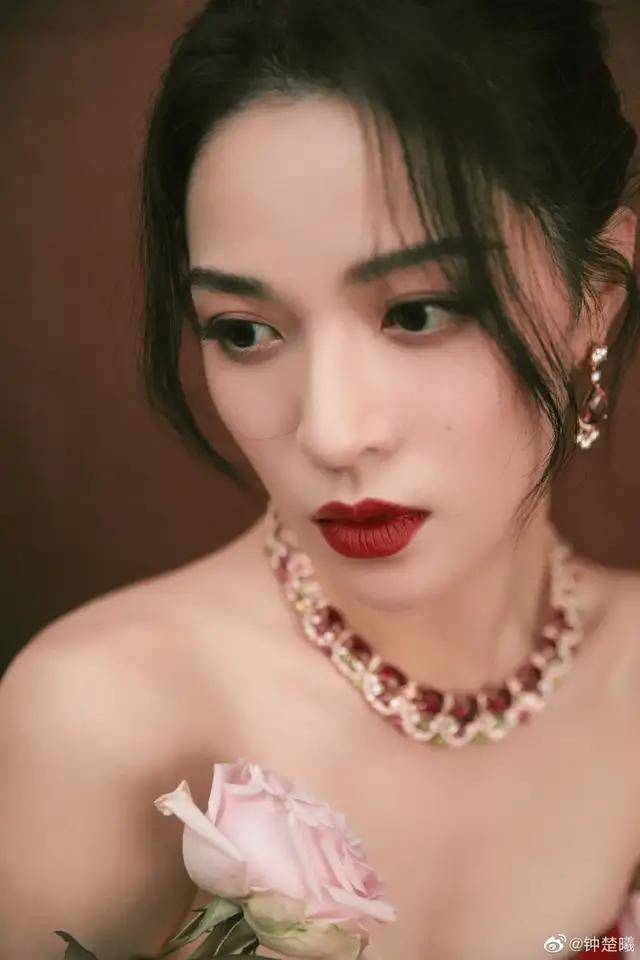 方法被赵丽颖吹爆,李佳琦的嘴到底有多好看?