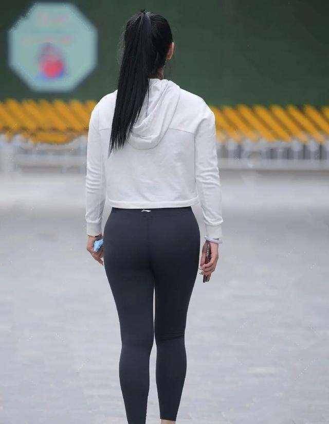 显得 “重回”街头的打底裤，中年女士这么穿，也许是另一种感受