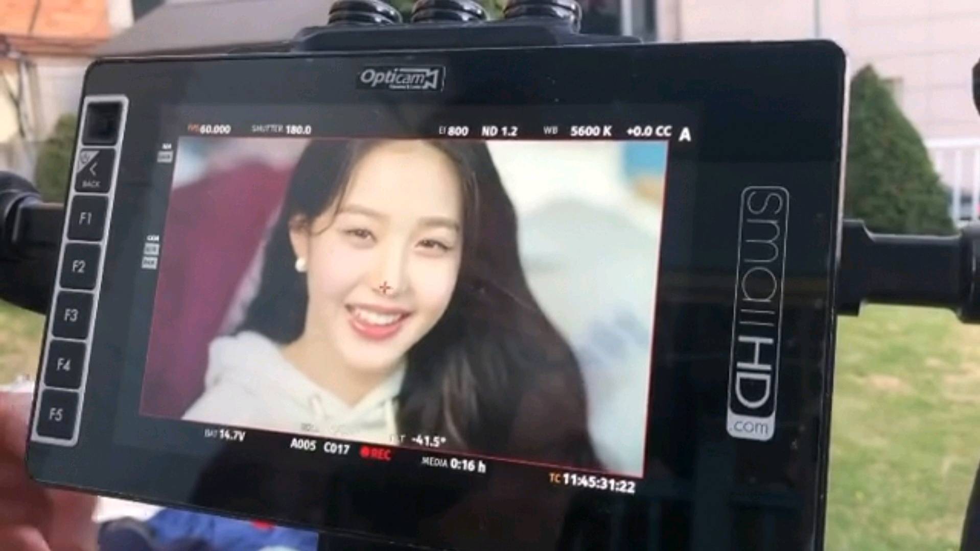 张元英|前IZONE成员张元英，即将出道女团的C位美貌，工作人员也悬殊