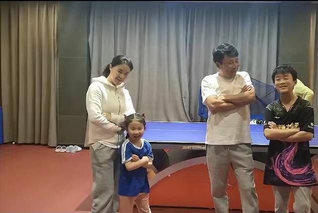 满分|家庭对战！王楠带女儿4-0横扫老公儿子，出场仪式满分，抱胸叫板