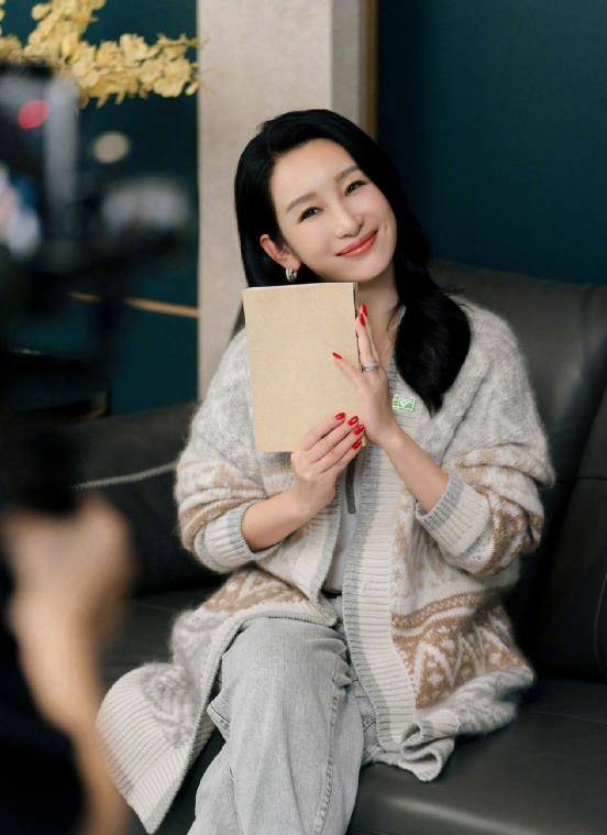 设计 秦海璐气质真是不一般,毛衣开衫搭休闲裤,温柔优雅魅力十足