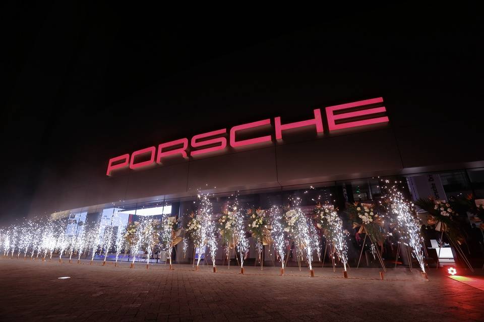 中山保时捷中心由投资方宝爱捷集团打造,位于中山市港口镇胜隆东路1号