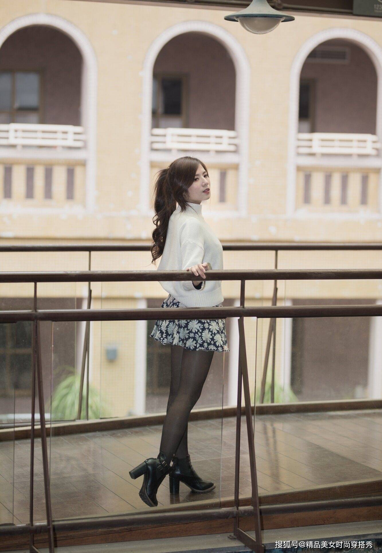 短裙 白色毛衣搭配碎花短裙，休闲又时尚，非常耐看
