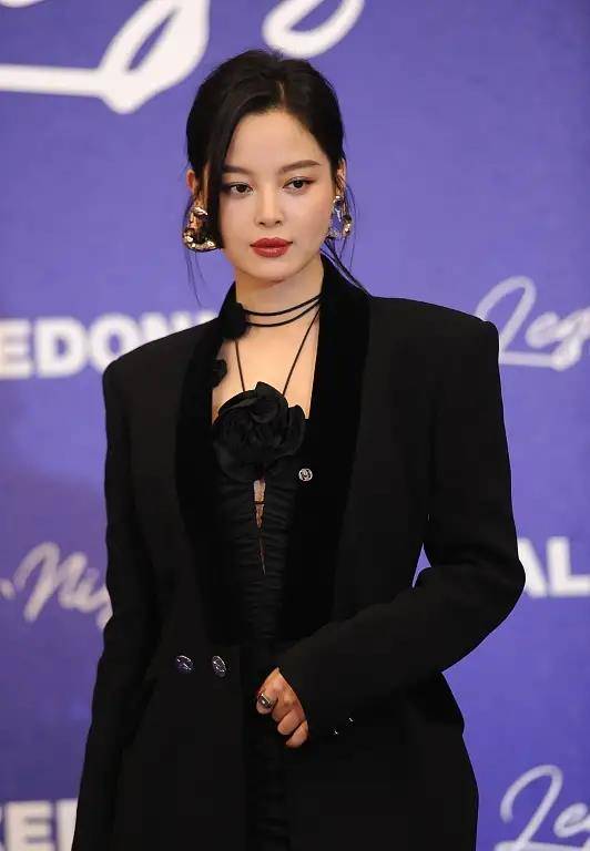 新造型 给辛芷蕾新造型打100分!穿西装搭挂脖裙和黑丝,当姑姑后变性感