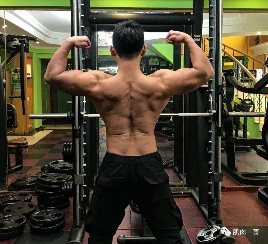 肉体|四川筋肉教练浴室自拍照疯传，这肉体太可了