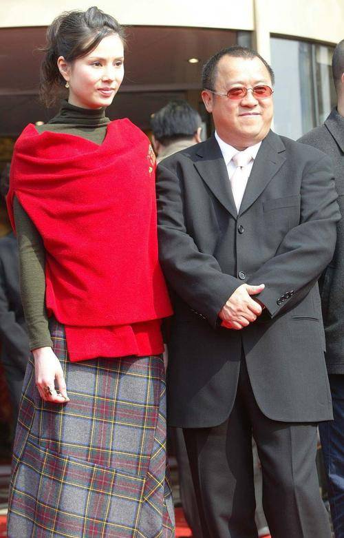 服装 关掉美颜后的李若彤回归现实，面容虽然很憔悴，但穿搭依旧时尚