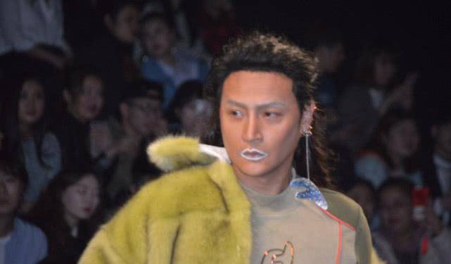 切换 陈志朋再登T台，切换两套原始风造型，穿羽绒服踩木靴够有气场！