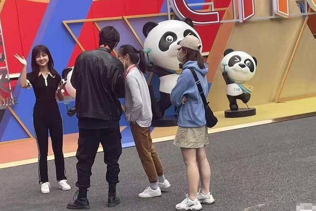 身材 王冰冰穿身运动装被拍，腰是真细啊，就是95斤身材的腿正常粗！