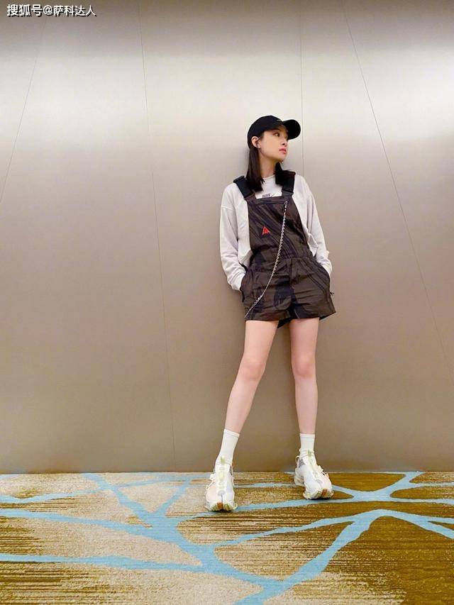 设计 宋茜“古灵精怪”惹人爱！穿搭亮眼时髦，用彩绳演绎童趣