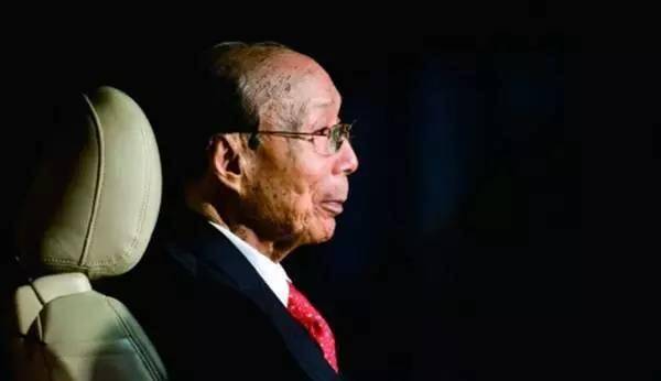 周星驰|他活了107岁，捧红刘德华周润发周星驰，一生捐了47亿、3万座楼！