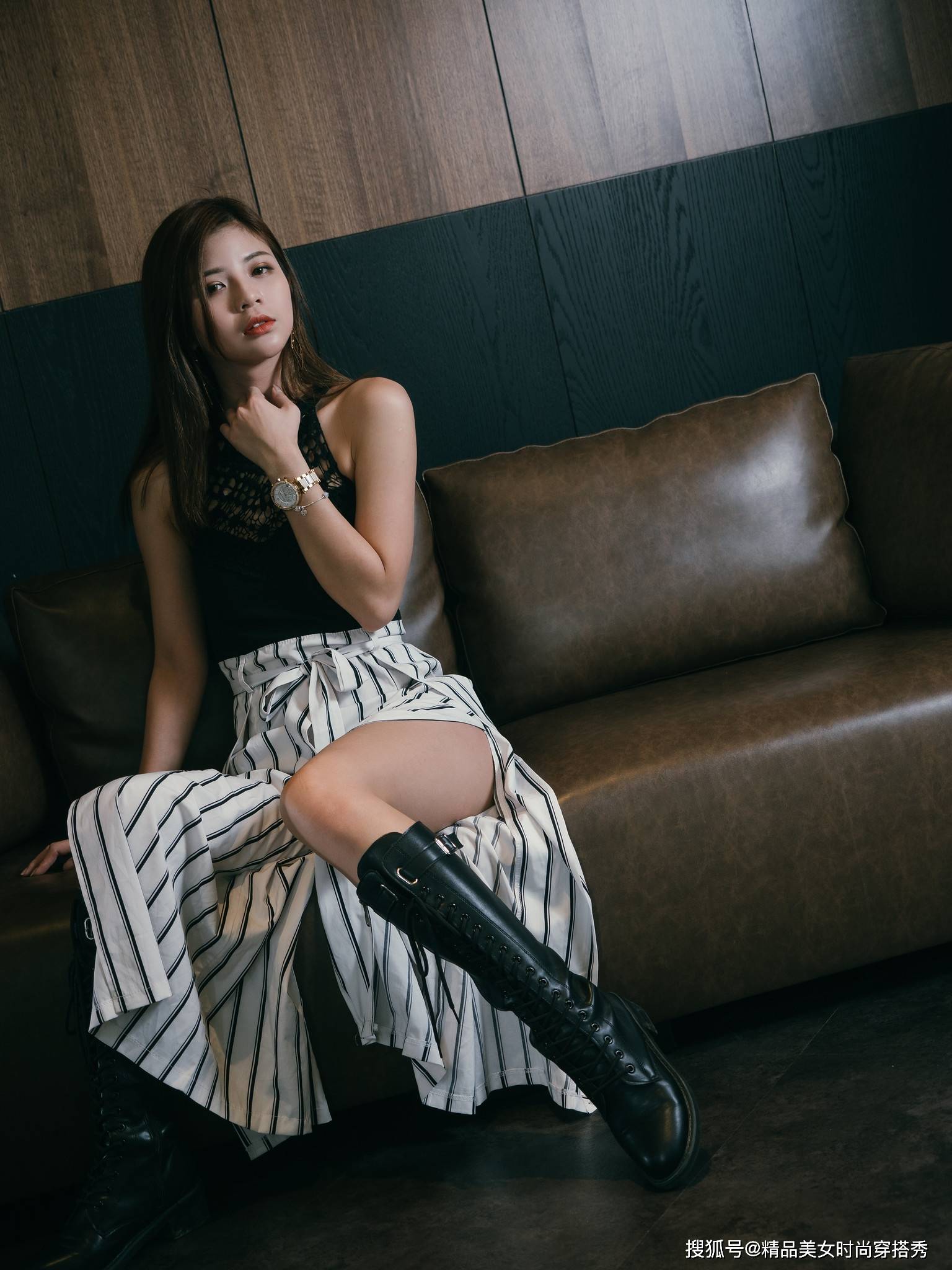 个性 黑色的无袖小衫下搭条纹的阔腿裤，潮范十足