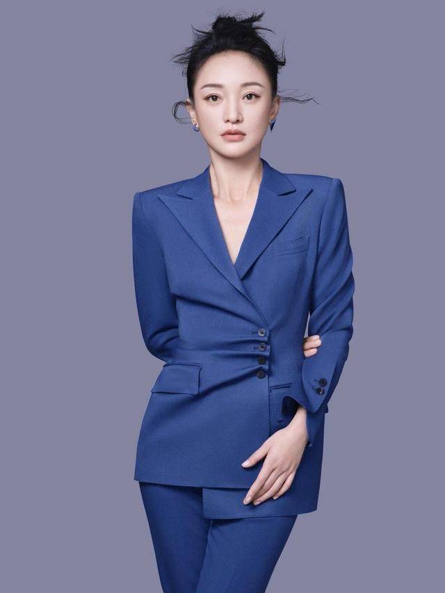 羊羔 周迅穿衣好时尚，穿奶白色羊羔毛大衣搭格纹裤，洋气减龄