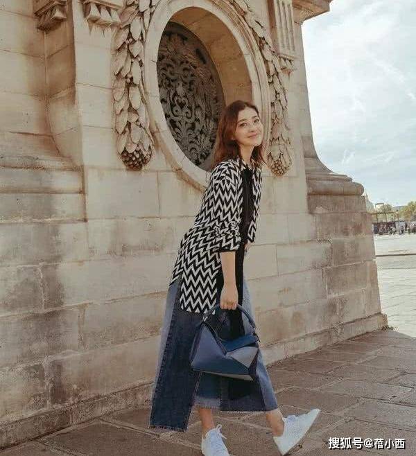 设计 梅婷在国外真会穿，穿黑白花纹外套凹造型，扑面而来的高级感！