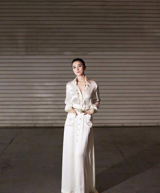 宋佳 宋佳穿搭接地气，白色连衣裙简约优雅，造型干净清爽还抢眼
