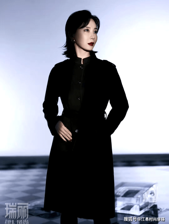 金色 陈数不愧是“气质女人”,穿一袭金色百褶裙,美得优雅高级