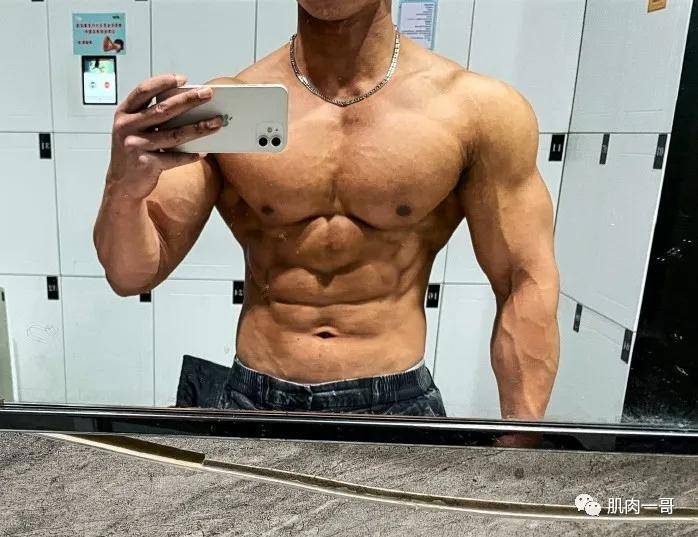 肉体|四川筋肉教练浴室自拍照疯传，这肉体太可了