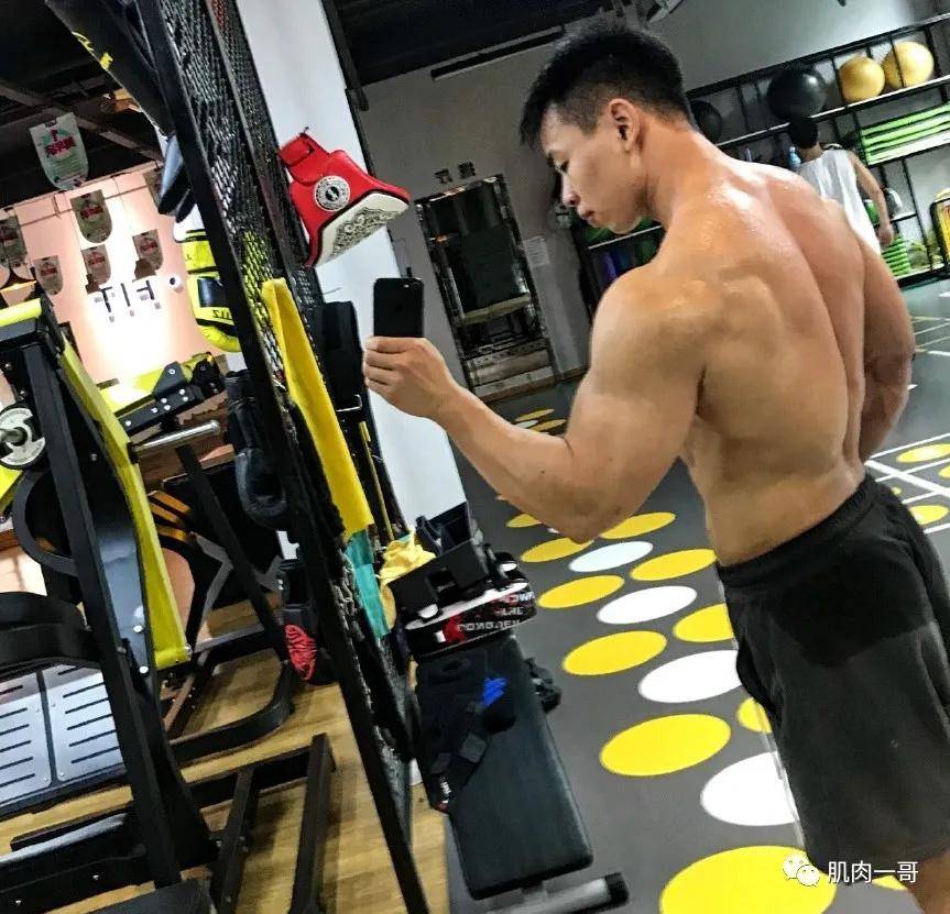 肉体|四川筋肉教练浴室自拍照疯传，这肉体太可了