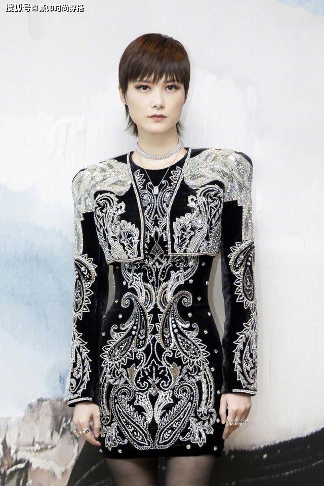 好身材 李宇春黑西服搭白衬衫，瞬间拥有直角肩，帅酷时尚感超强