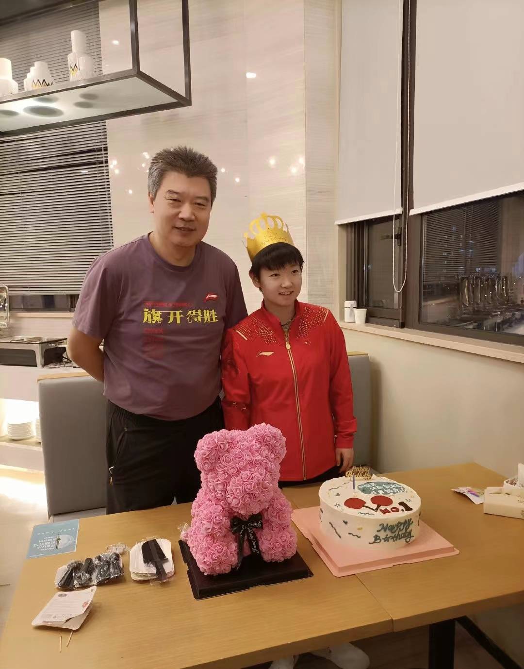 孙颖莎|国乒将帅为孙颖莎庆生！孙颖莎吃长寿面，合影李隼，美女队友抢镜