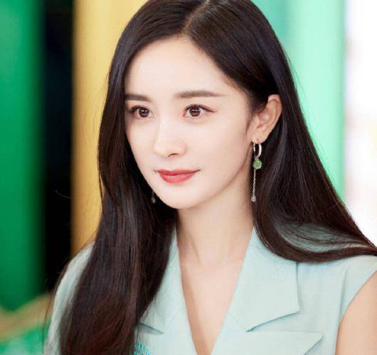 侵权 杨幂，把3分美的红裙，穿成了10分？马屁还有这么拍的吗？