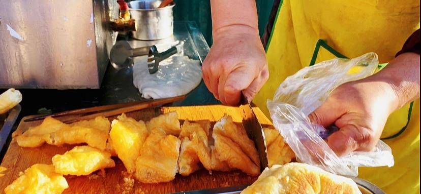 食欲|宁夏早餐店油条,空心酥脆,形状和麻花一样个性,配上豆腐脑美味