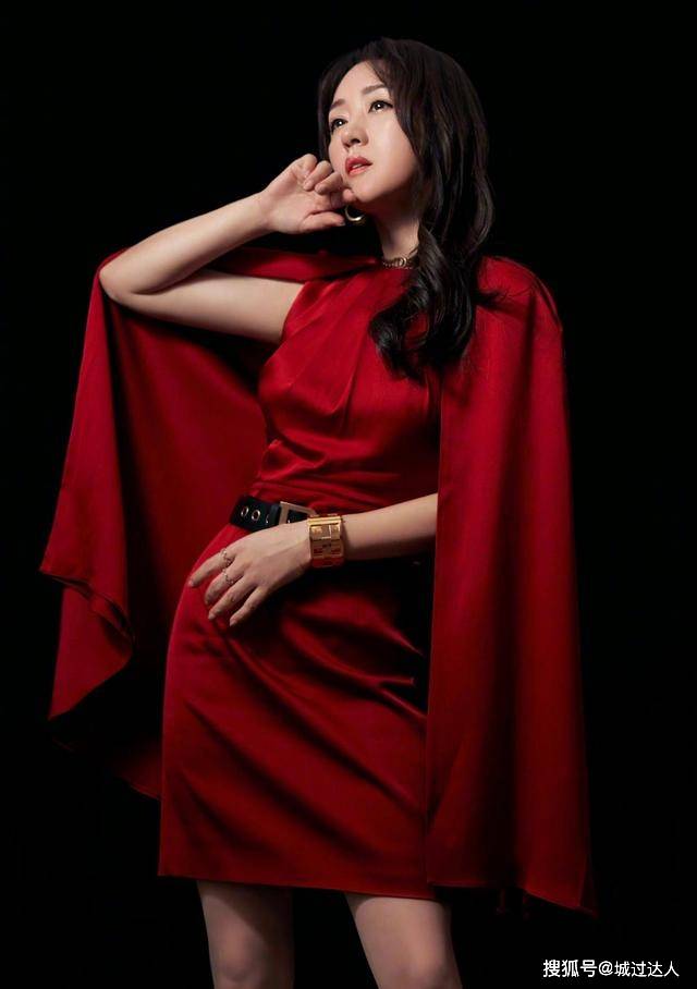 设计 杨钰莹气质绝佳，蓝色羽绒服搭半身裙，原来选对色彩这么减龄