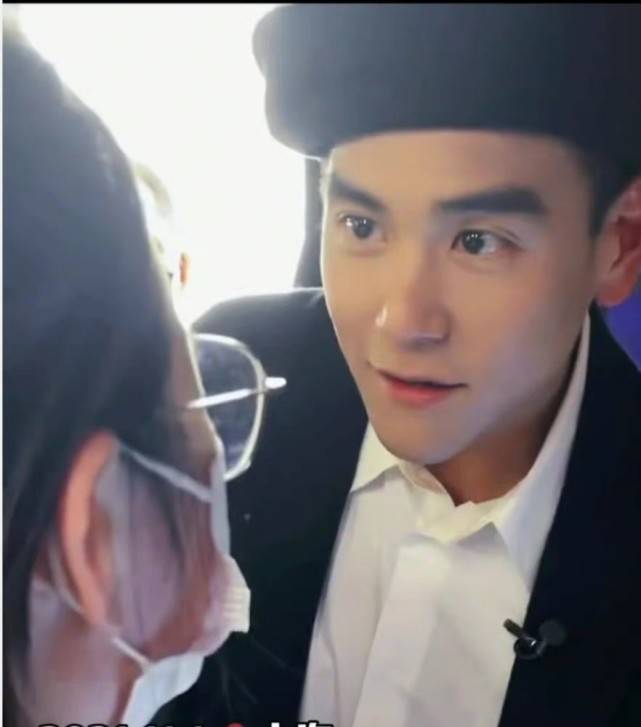 路人镜头下的彭于晏生图出圈状态太好黑色贝雷帽少年感满满