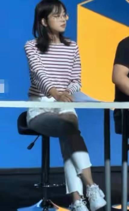 身材 王冰冰穿身运动装被拍，腰是真细啊，就是95斤身材的腿正常粗！