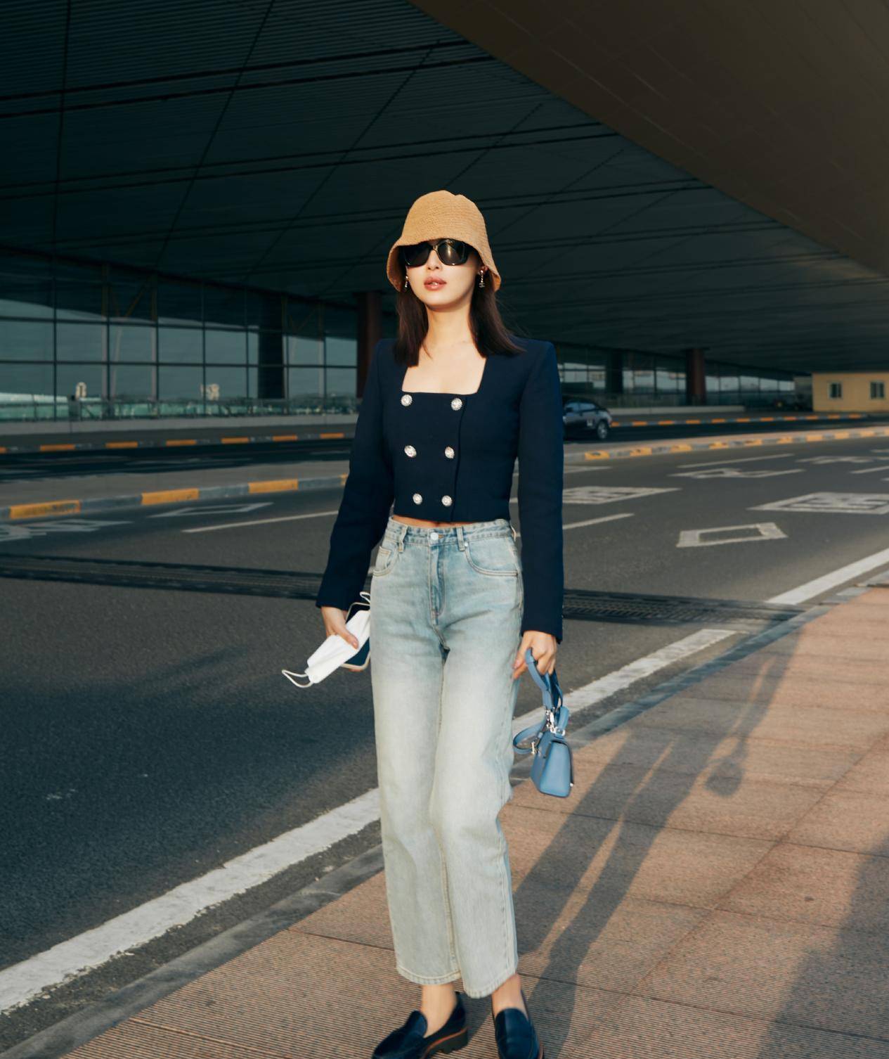 新造型 给辛芷蕾新造型打100分！穿西装搭挂脖裙和黑丝，当姑姑后变性感