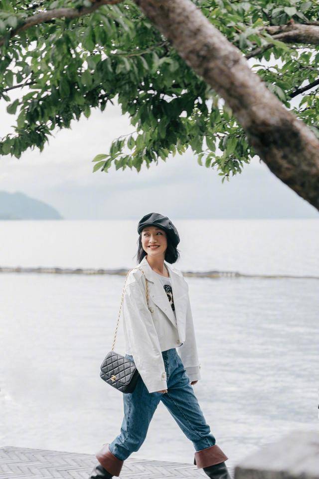 羊羔 周迅穿衣好时尚，穿奶白色羊羔毛大衣搭格纹裤，洋气减龄