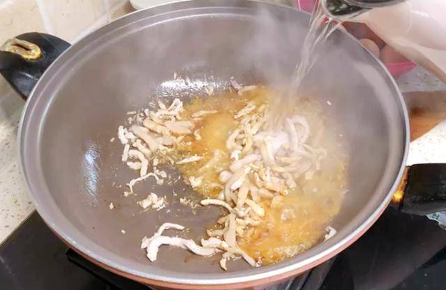 炸酱面|夏天要多吃面条,教你懒人做法,比炸酱面还好吃,上桌就扫光