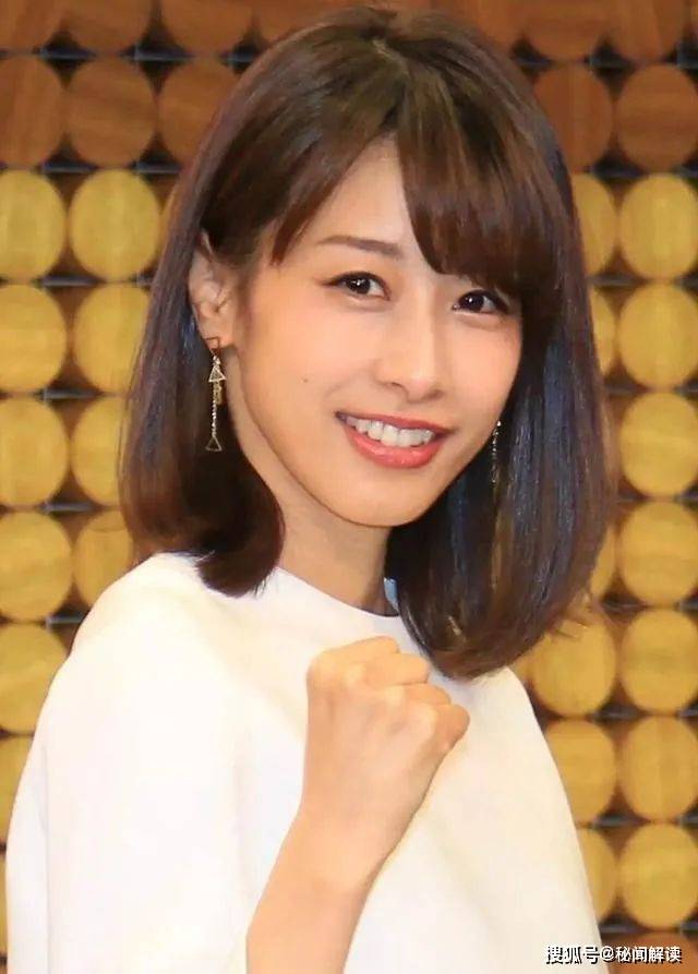 小泉进次郎遇到泷川雅美,马上就被迷得晕头转向,而泷川雅美也很想攀上