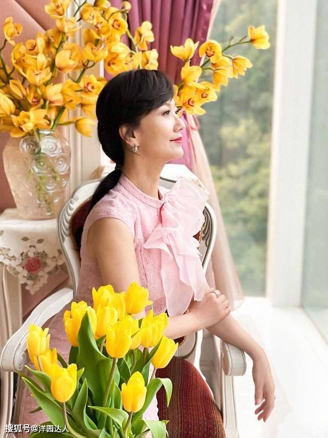 身材 赵雅芝这状态太好了!黄色连衣裙搭拖鞋,仍旧光彩照人