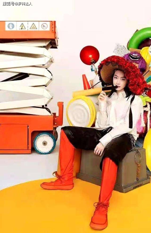 设计 宋茜“古灵精怪”惹人爱！穿搭亮眼时髦，用彩绳演绎童趣
