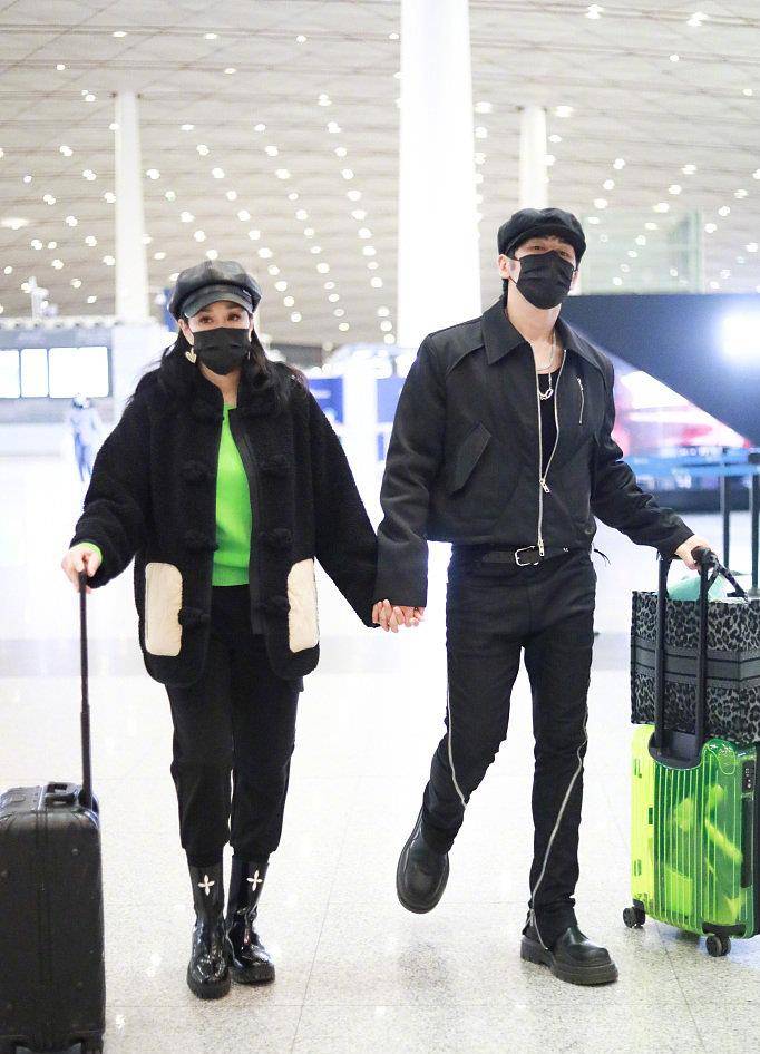 黑色 钟丽缇张伦硕走机场又作妖，身穿老棉袄像大妈，男方眼神生无可恋