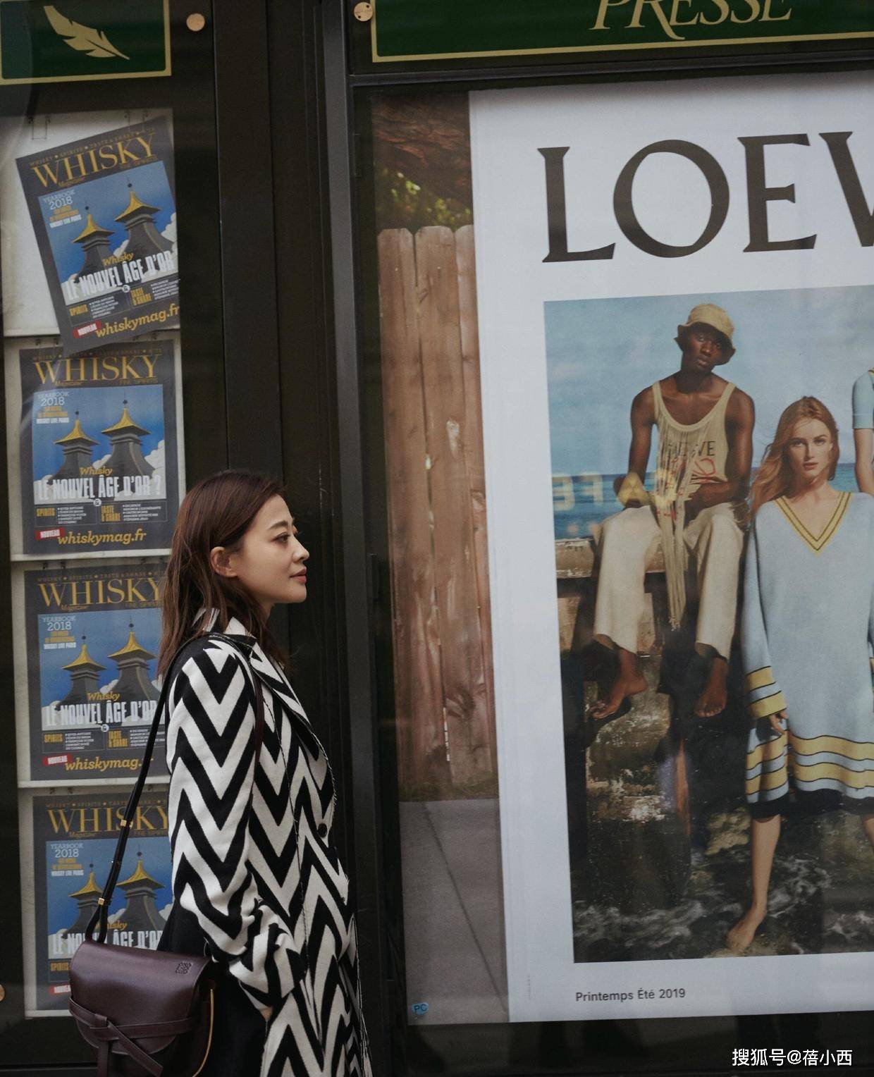 设计 梅婷在国外真会穿，穿黑白花纹外套凹造型，扑面而来的高级感！