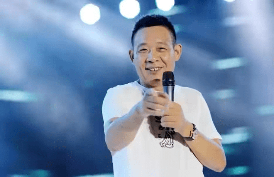 出身农村,只有小学文凭的于东来,如何打造出零售界的天花板?