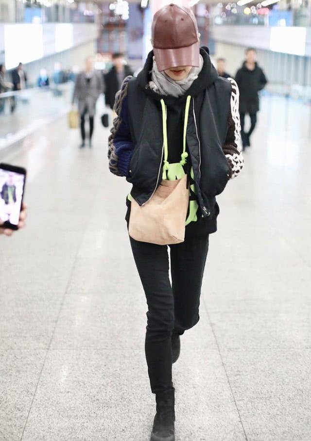 眼袋 马伊琍大步流星走机场,43岁穿成“叛逆少女”,帽子遮不住眼袋