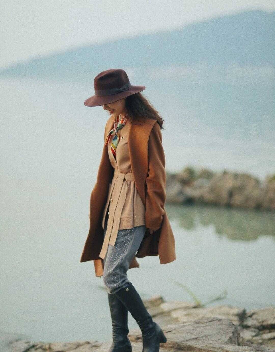 感觉 小姐姐穿出小家碧玉的感觉?只用一件大衣配上九分裤,时尚又洋气