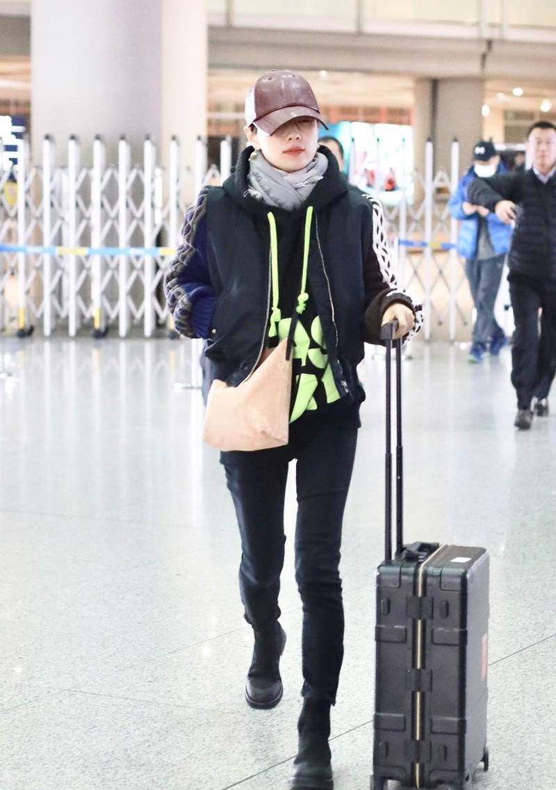 眼袋 马伊琍大步流星走机场,43岁穿成“叛逆少女”,帽子遮不住眼袋