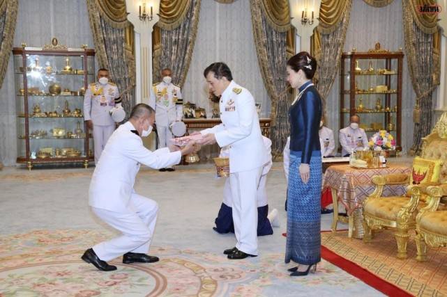 颜色 43岁苏提达穿蓝衣甘愿当花瓶！半蹲礼风情万种，撞衫帕公主竟不输