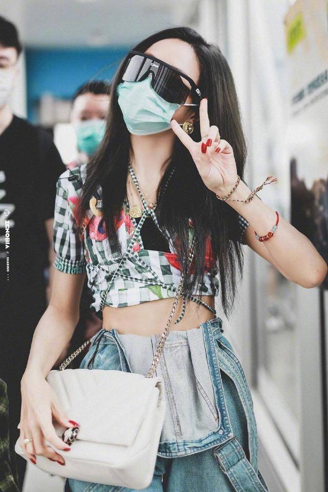 设计 谢可寅又不好好穿衣，穿露腰装秀身材，背带裤只扣半边好个性