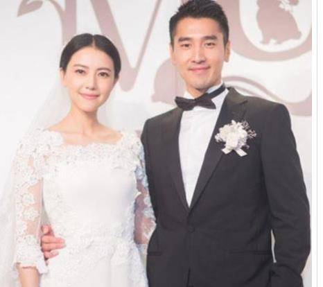 关键高圆圆活动生图曝光，42岁厚重滤镜难掩美貌，采访也忍不住说老公